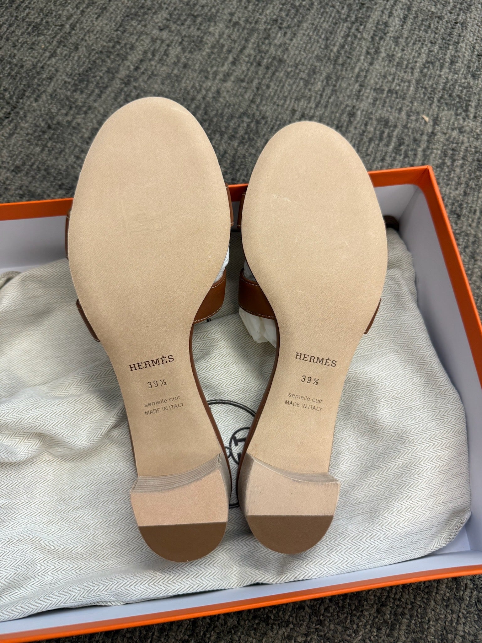 Size 39.5 - Hermès Oasis Sandals - Gold image 2