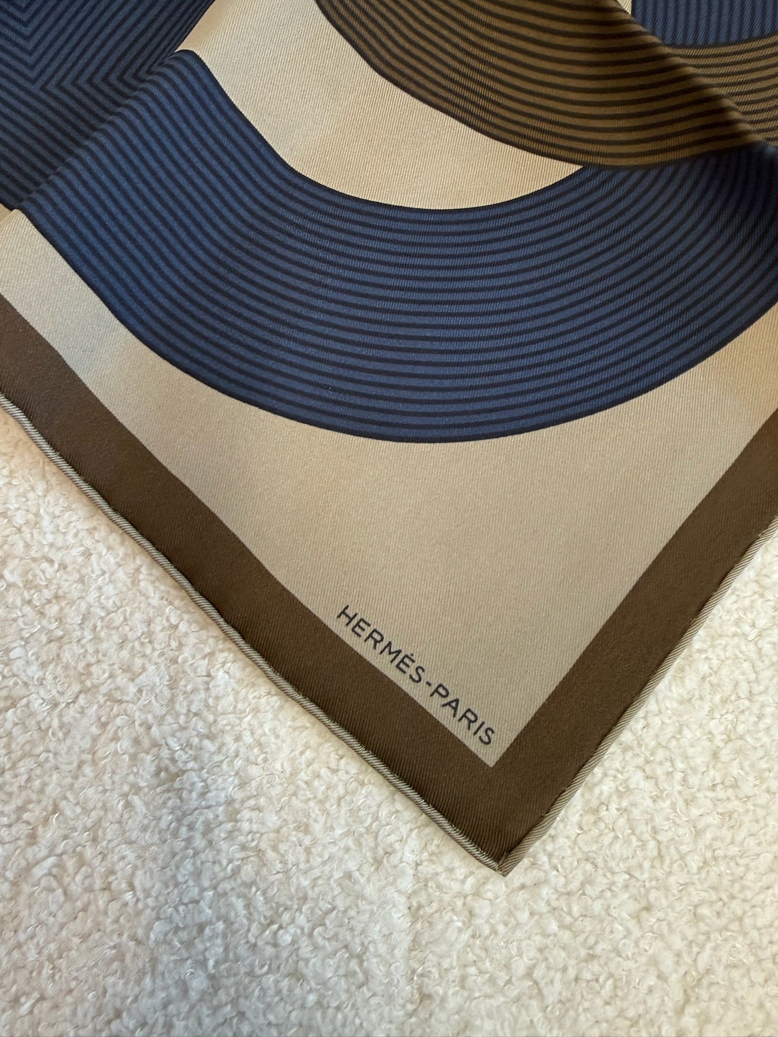 Hermès 70 Silk Scarf Taupe Bleu Taupe / Bleu image 4