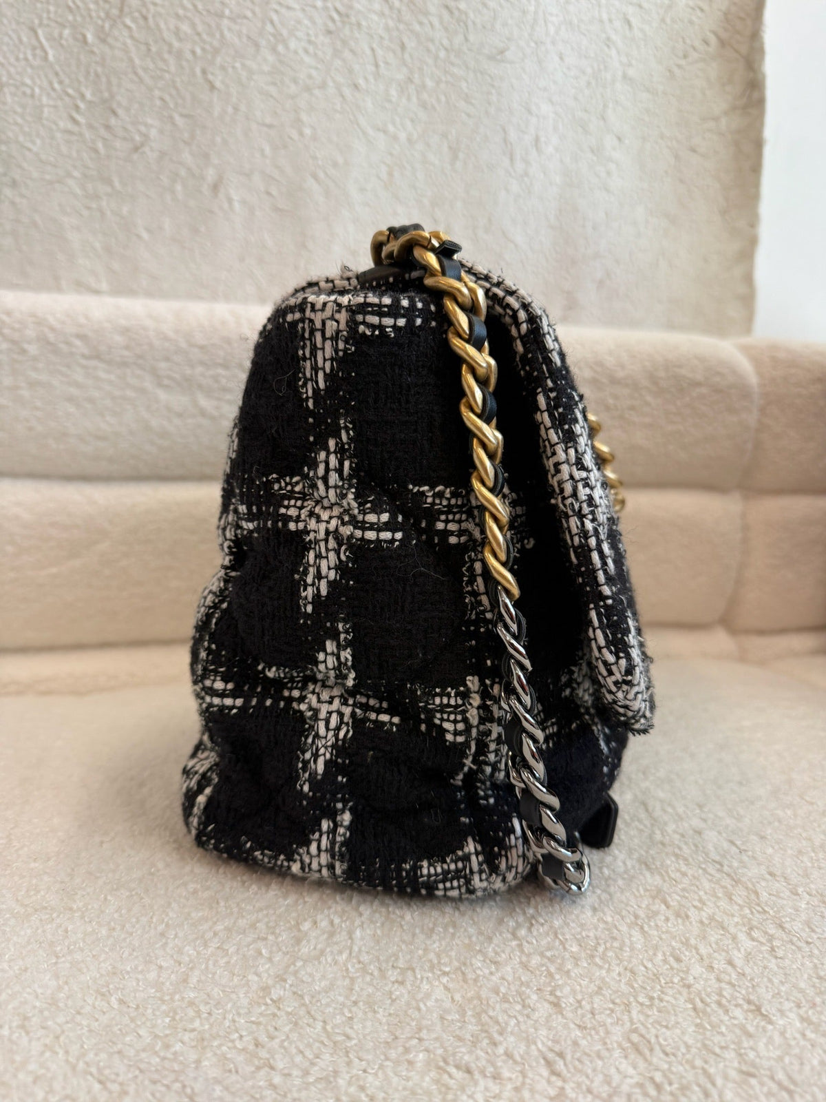 Chanel 19 Handbag - Black & White image 4
