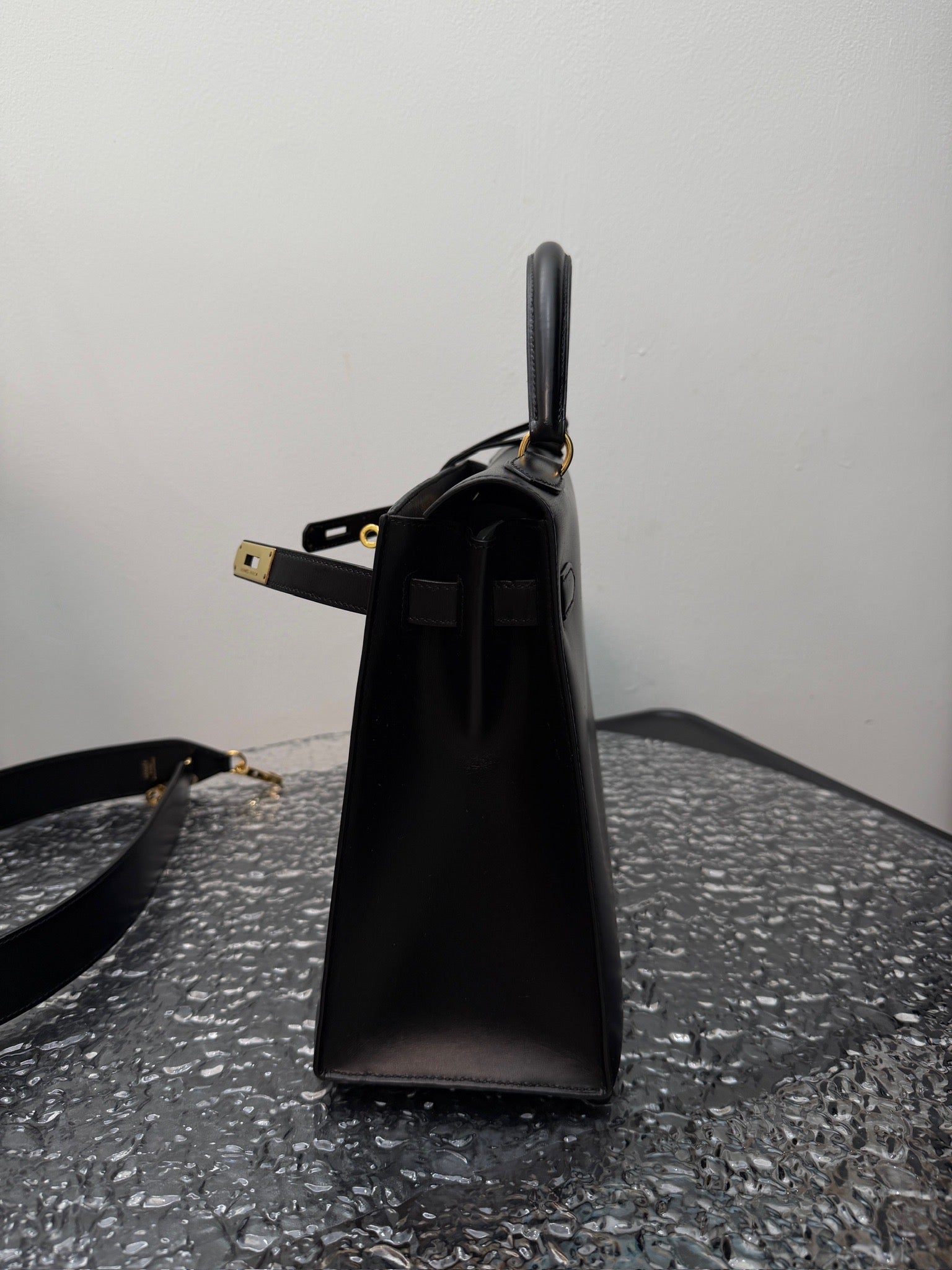 Hermès Kelly 32 Black Box Gold Hardware image 5
