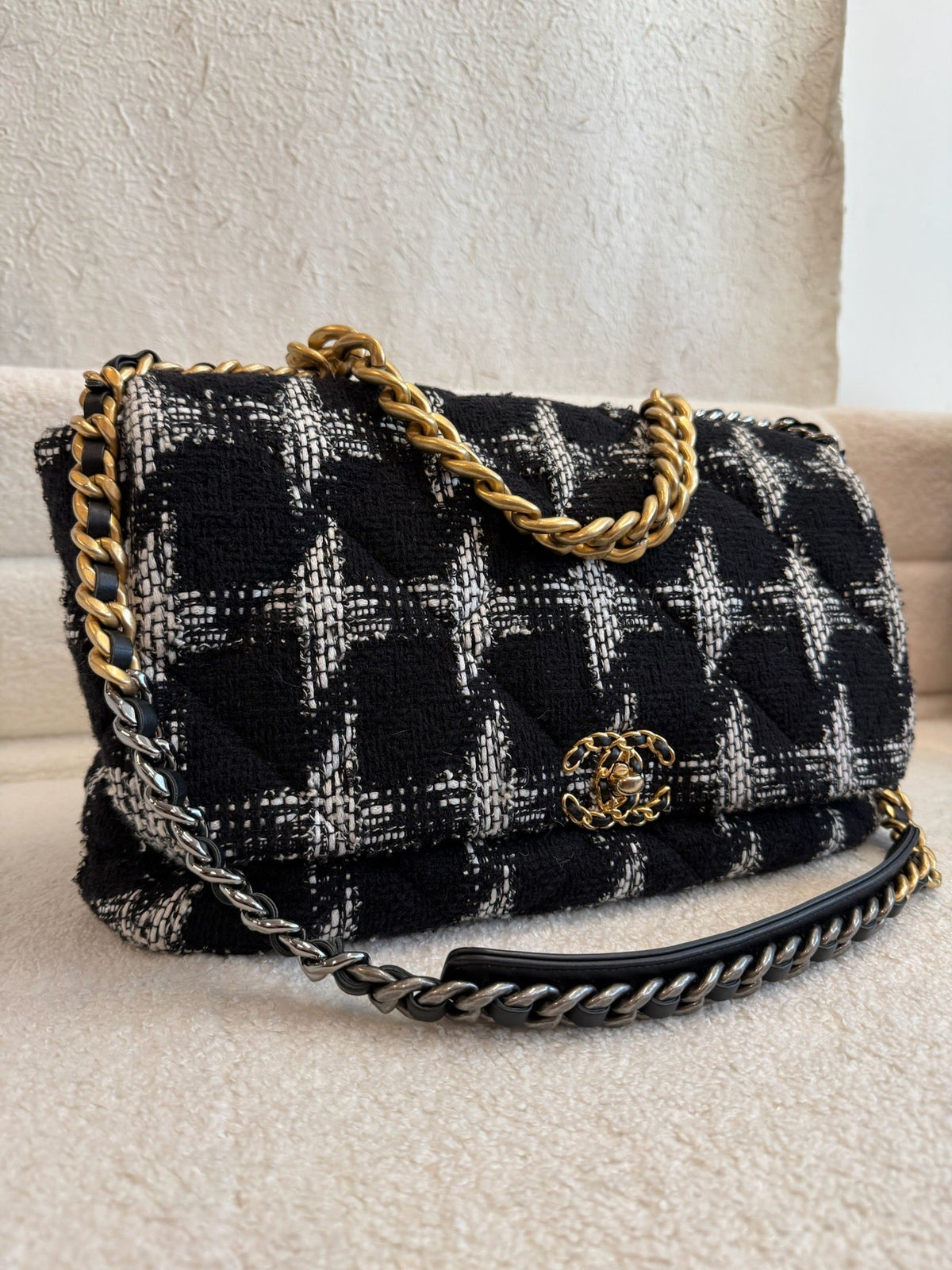Chanel 19 Handbag - Black & White image 6