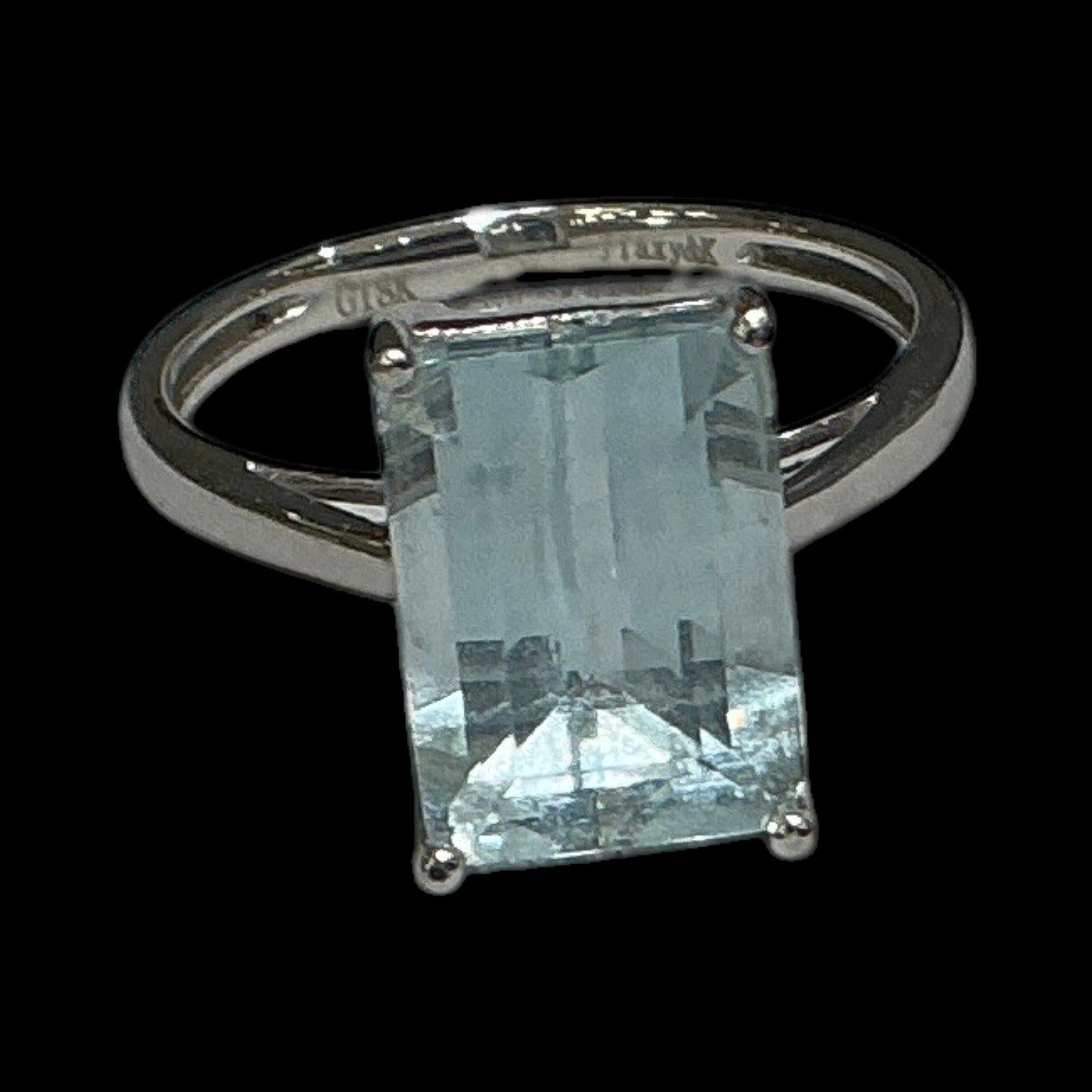 3.55ct Natural Aquamarine Ring set in 18k Gold