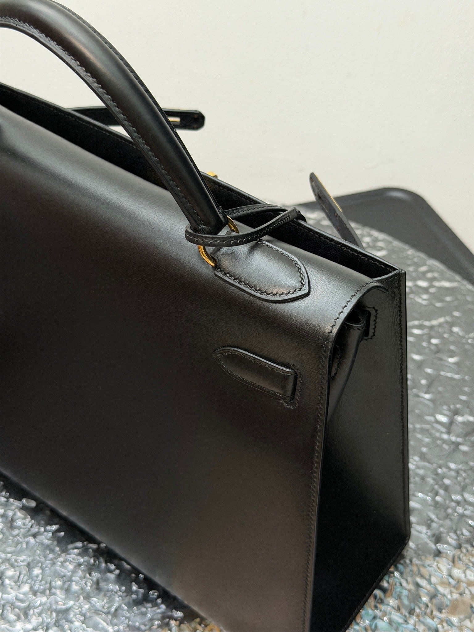 Hermès Kelly 32 Black Box Gold Hardware image 8