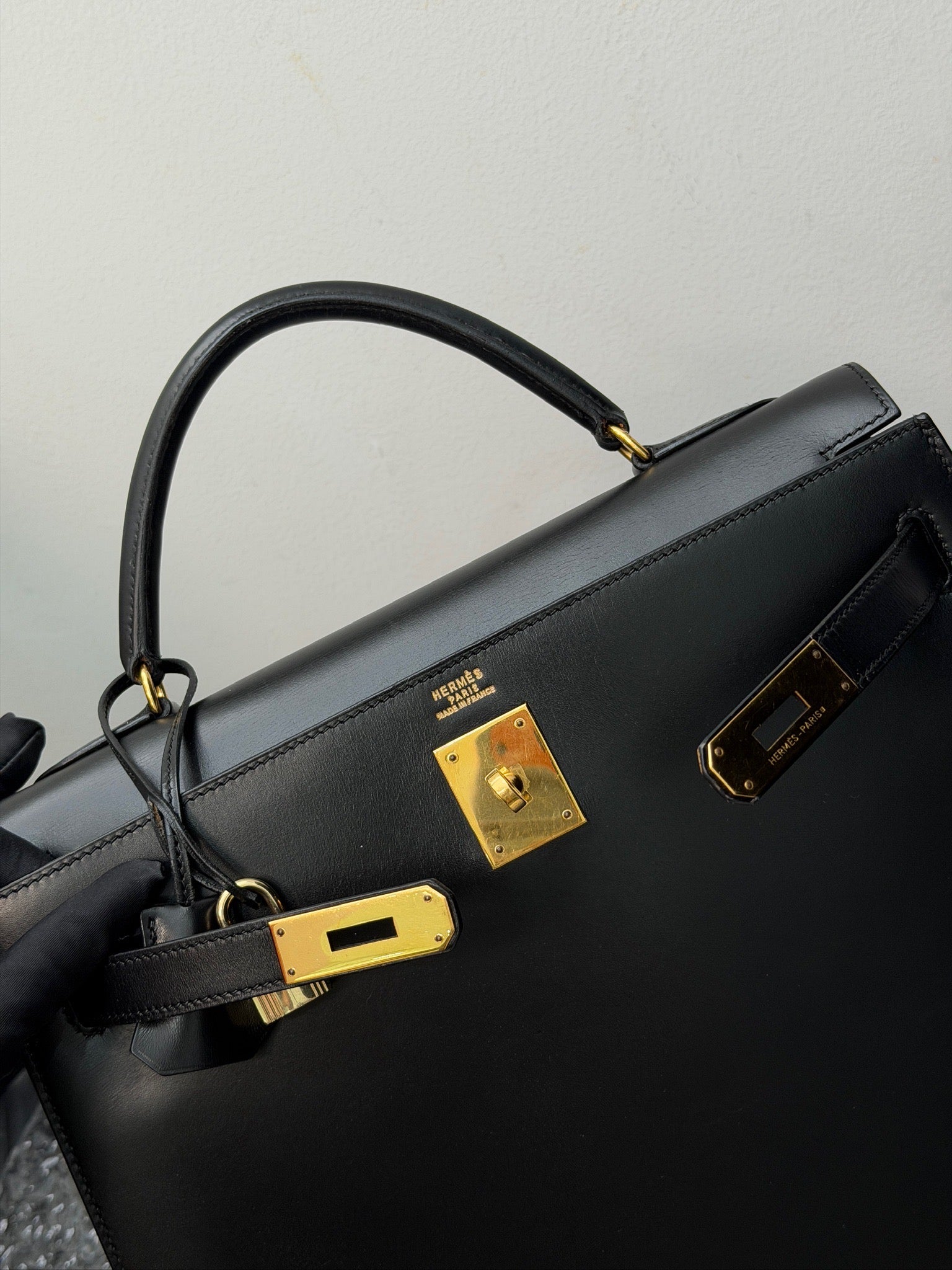 Hermès Kelly 32 Black Box Gold Hardware image 9