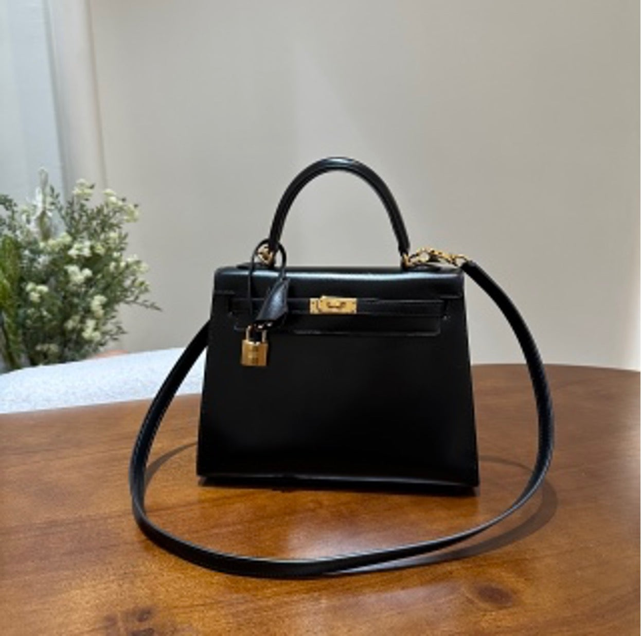 Hermes Kelly 25 in black and gold, C-stamp US5537