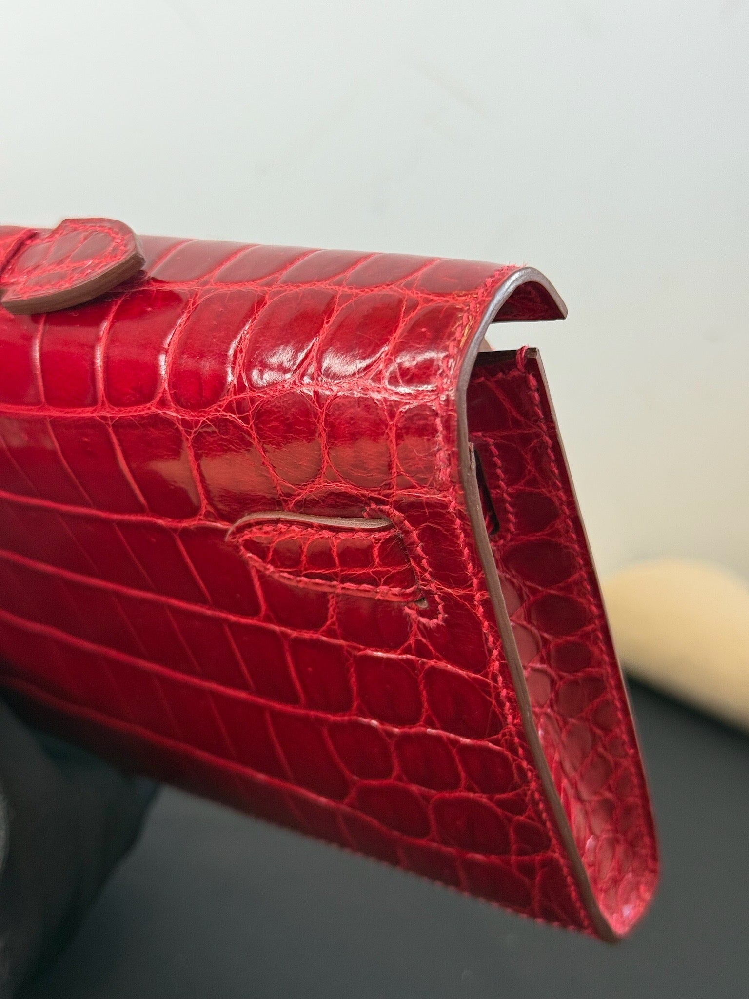 Hermès Kelly Cut Shiny Niloticus Crocodile Rouge Gold Hardware image 12
