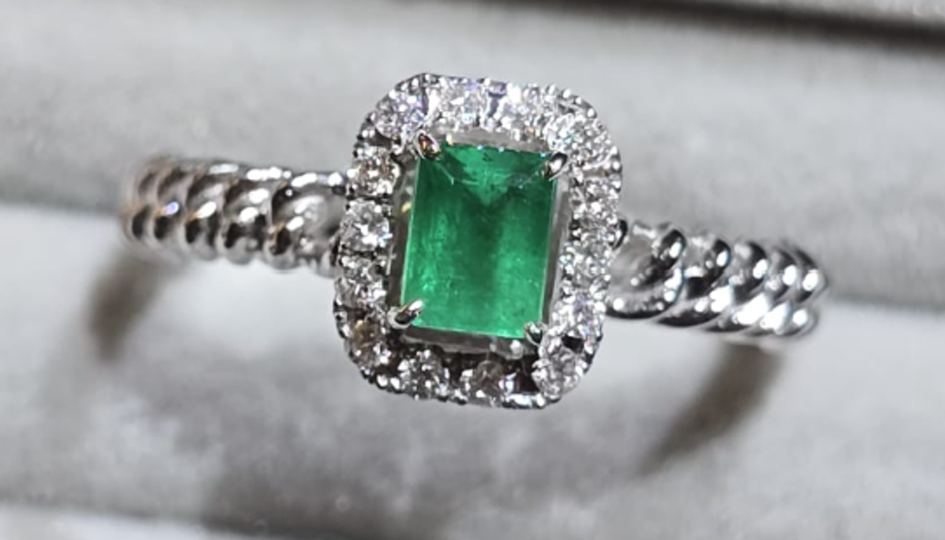 0.40ct Colombian Emerald Ring SYCB16