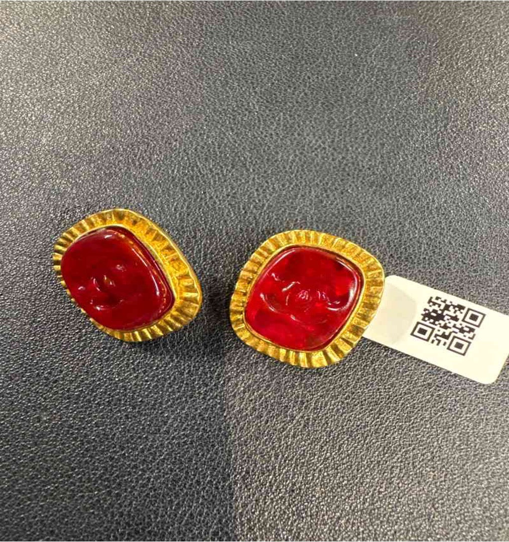 CHANEL Red Glass Stamp Ear Clip HZ507092