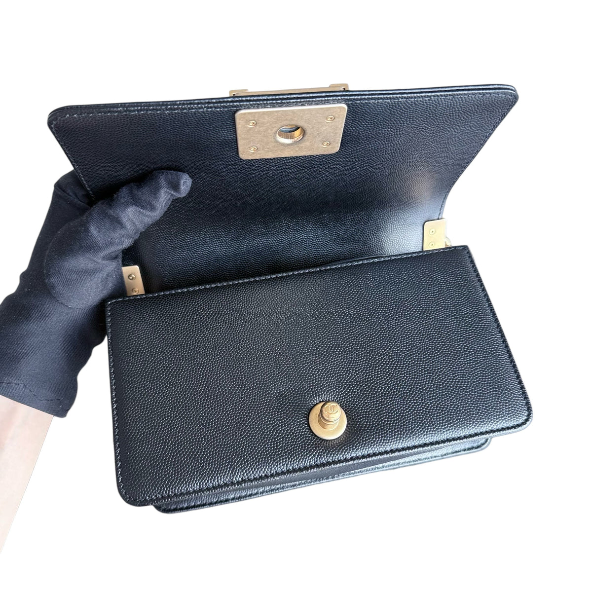 Luxury Evermore Chanel Boy Small 20cm 黑色鱼子酱皮绗缝手袋,配有金色五金配件,展示内部结构。