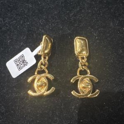 CHANEL solid gold double C backpack clip earring LB511006