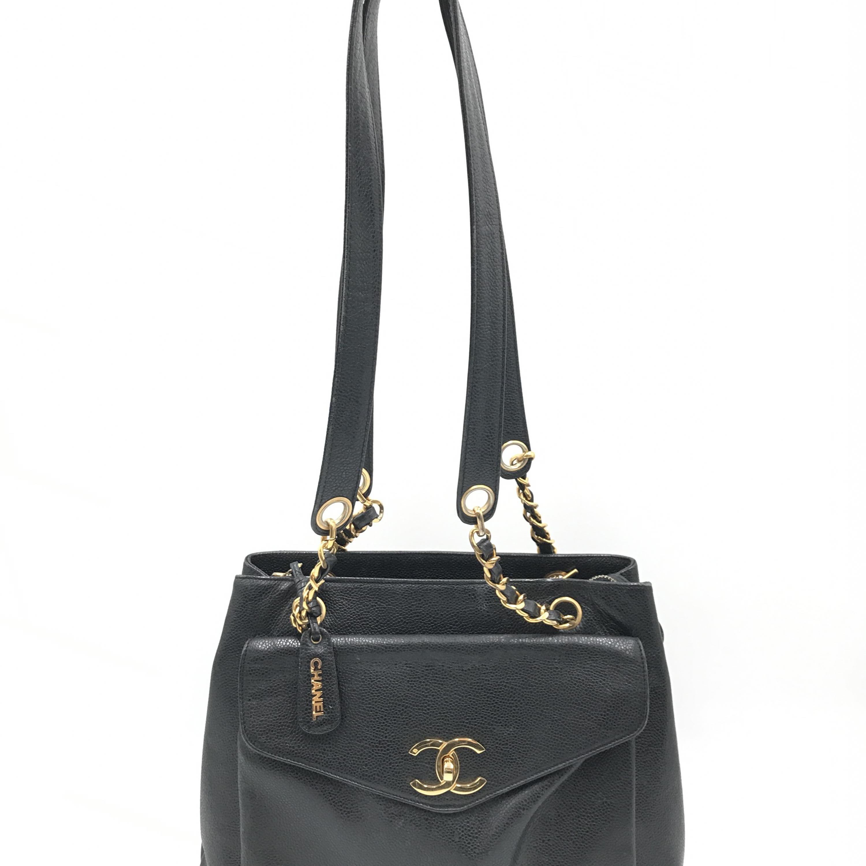 Chanel Black caviar skin shoulder bag with gold accents C295602