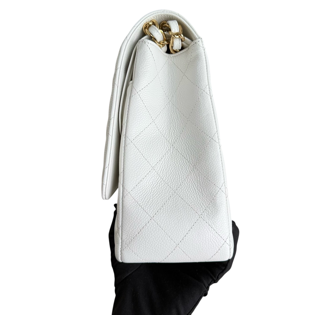 Luxury Evermore 白色鱼子酱皮 Chanel Classic Flap Maxi 手袋,侧面展示菱格纹细节与金色链条