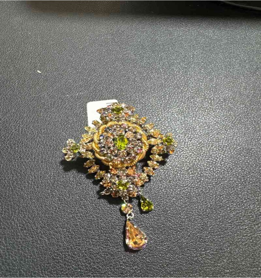 Green glass rhinestone carved brooch LZ408006