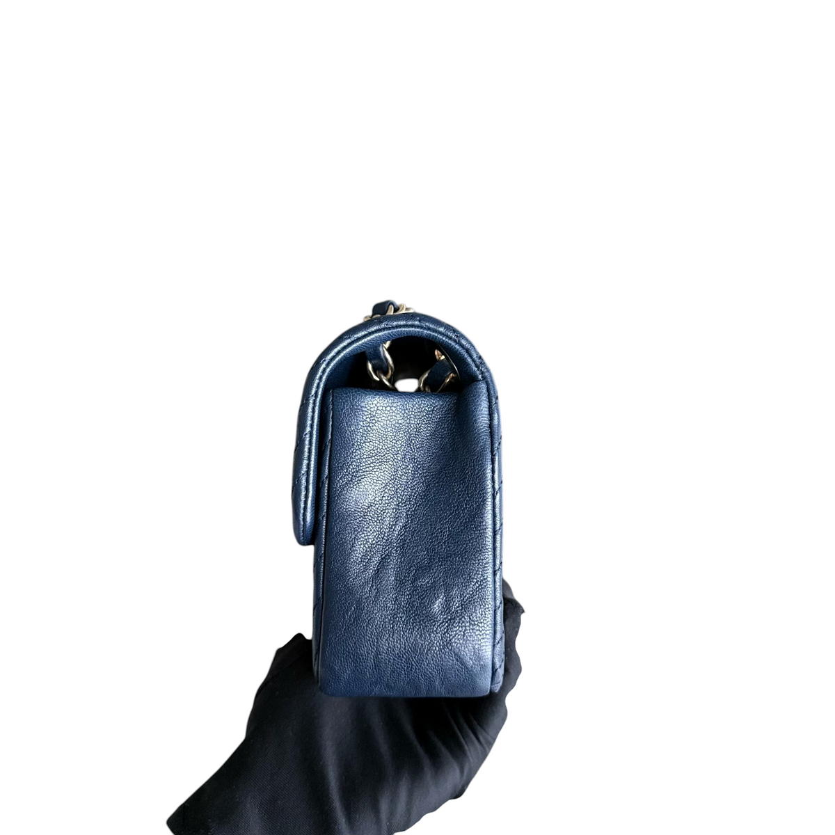 Luxury Evermore Chanel Seasonal Flap Small 深蓝色人字纹皮革手袋侧面视图,配有金色五金配件
