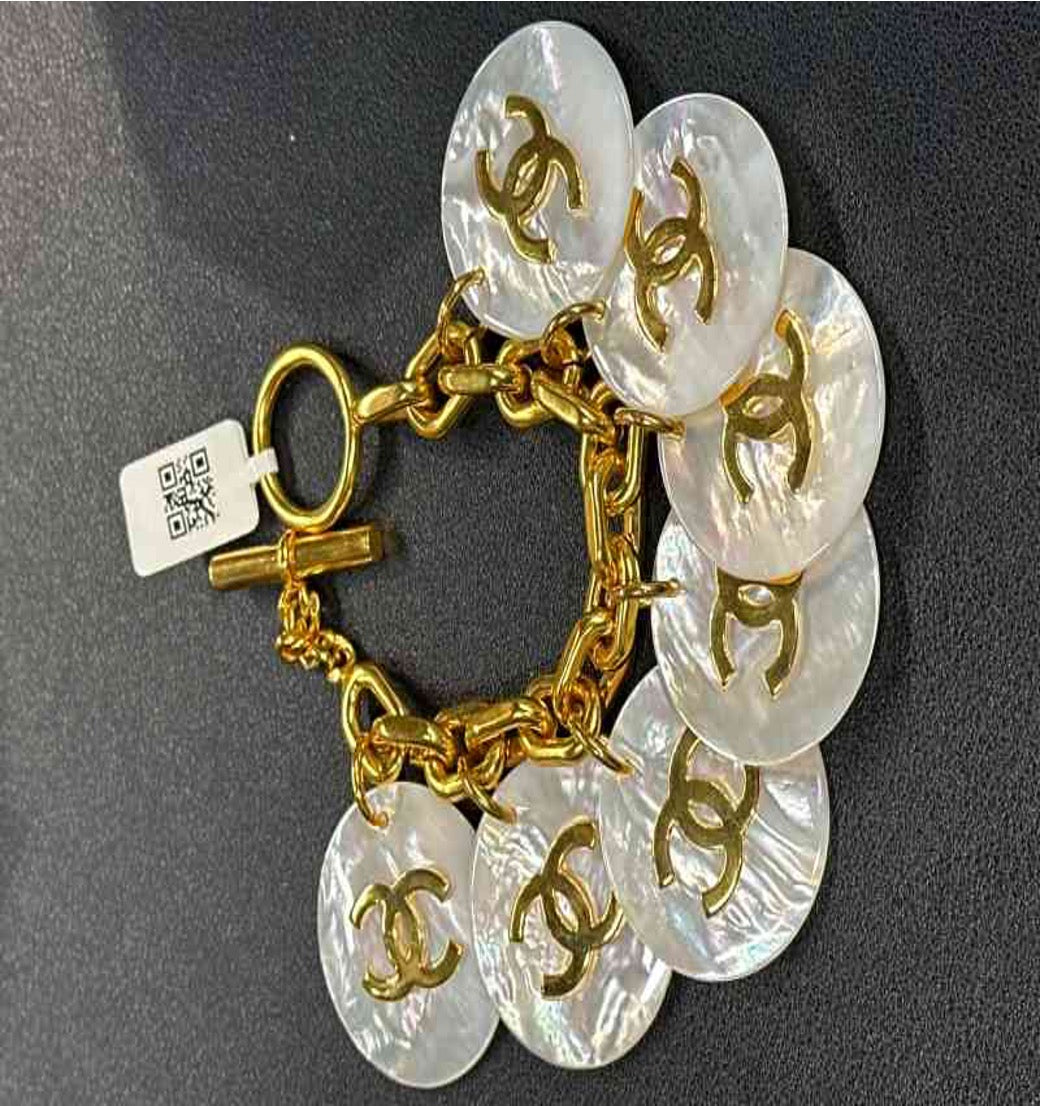 CHANEL white mother-of-pearl bracelet with simple logo CQ604007