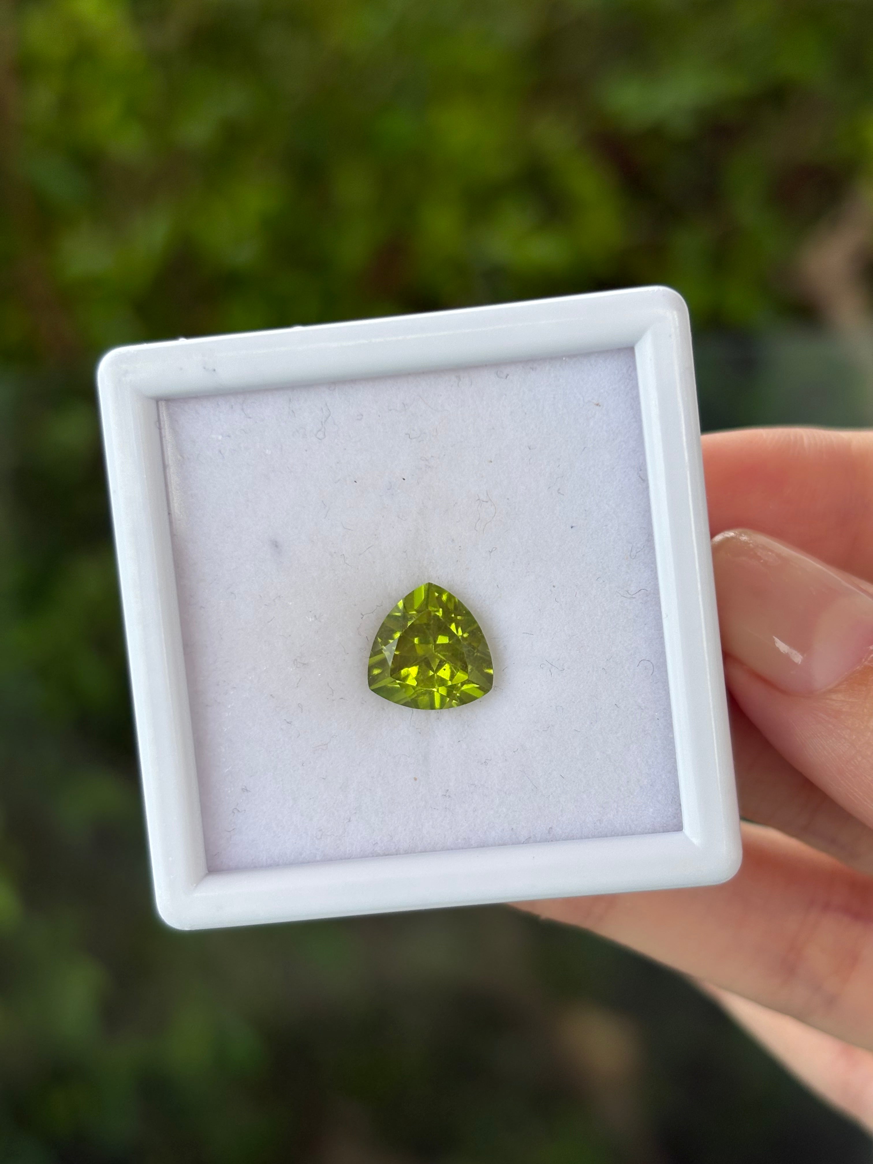 2.34ct Peridot Trillion DXBCS4013