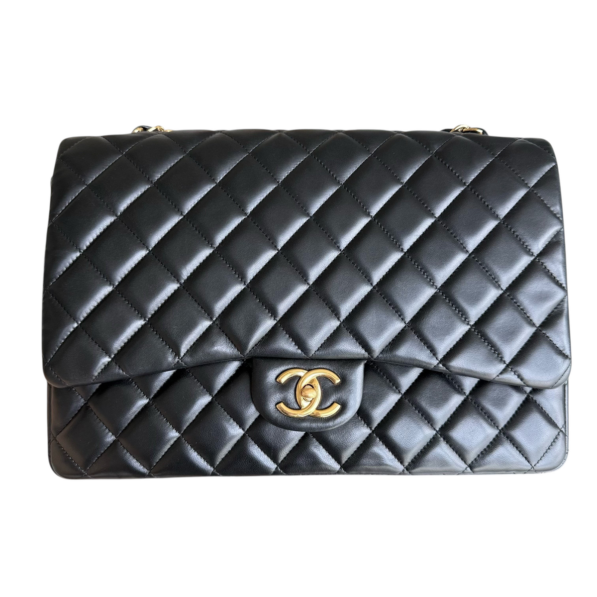 Luxury Evermore 黑色绗缝羊皮 Chanel Classic Flap Maxi 手袋,配有标志性金色双C锁扣