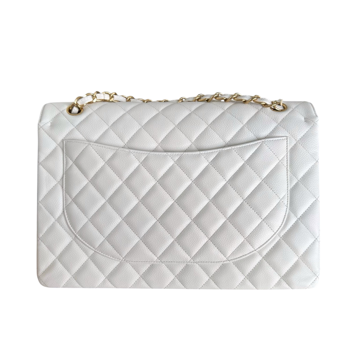 Luxury Evermore 白色鱼子酱皮 Chanel Classic Flap Maxi 手袋,配有标志性菱格纹和金色链条肩带,背面视图。