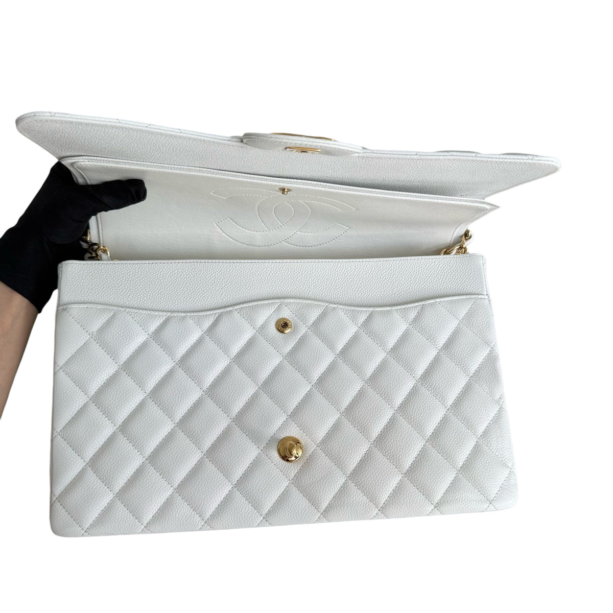 Luxury Evermore 白色鱼子酱皮 Chanel Classic Flap Maxi 手袋,配有金色五金件和标志性菱格纹设计