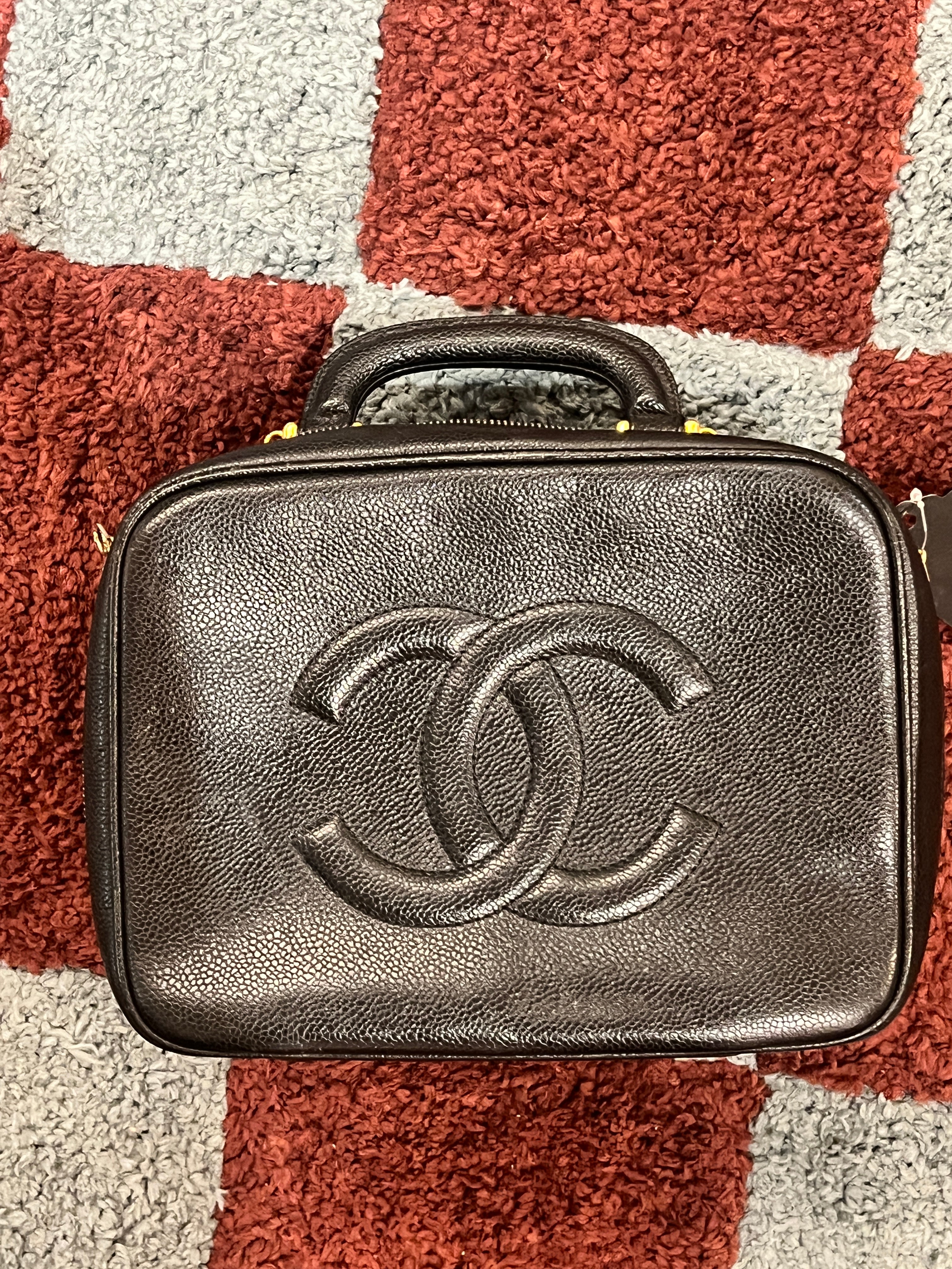 Chanel caviar vanity AKC1525