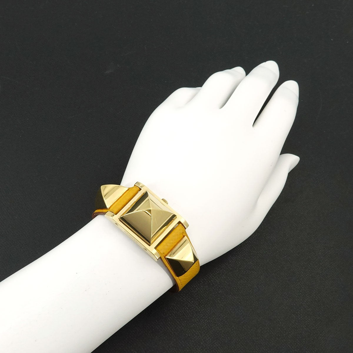 HERMES Medor Vintage pyramid Gold studs Quartz White Dial Ladies 903305002