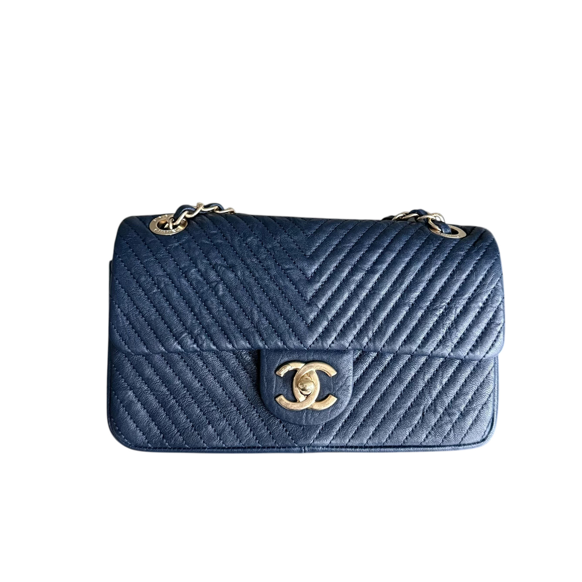 Luxury Evermore Chanel 23CM 深蓝色人字纹绗缝翻盖包,配有金色CC标志和链条肩带