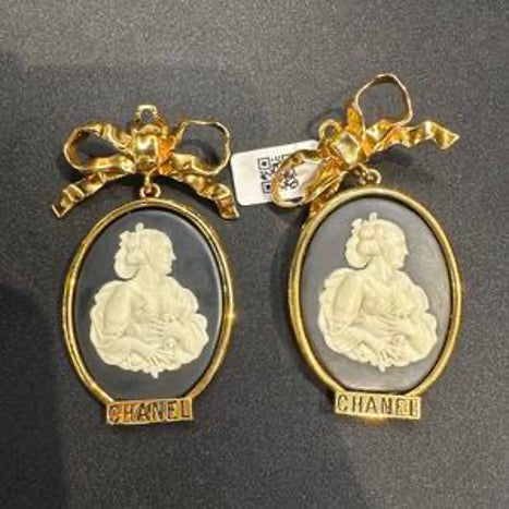 CHANEL Cameo Oval Portrait Bow Ear Clip CC607011