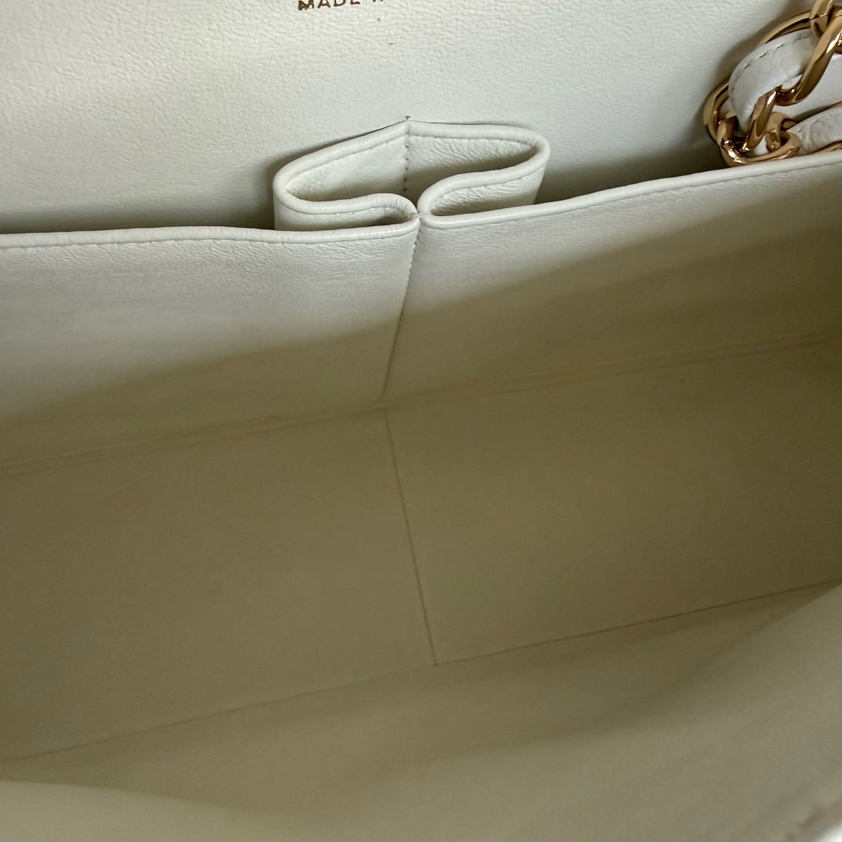 Luxury Evermore Chanel Classic Flap Maxi 白色鱼子酱皮包内部细节,配有金色五金配件