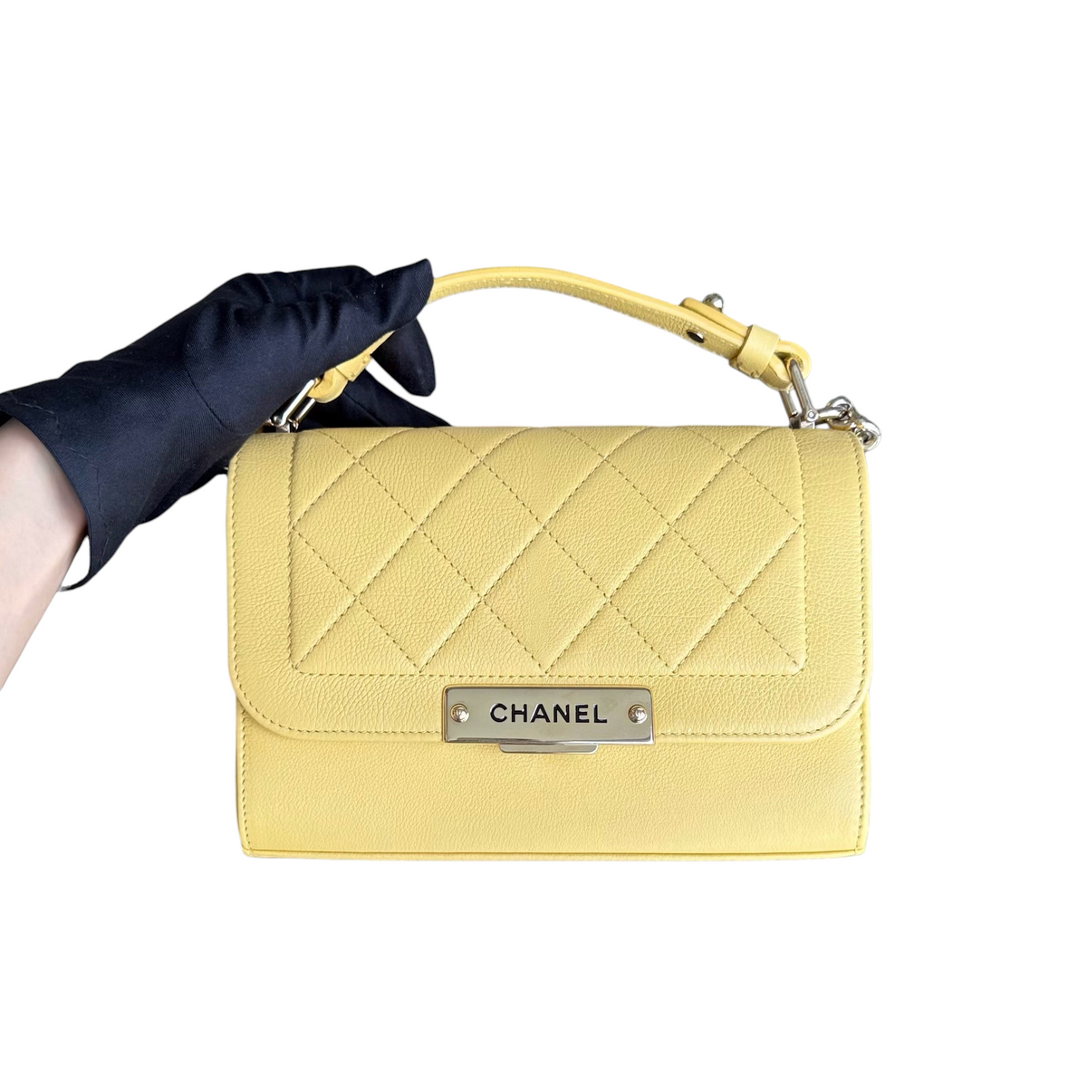 Luxury Evermore Chanel Label Click small handbag in yellow quilted grained calfskin with gold hardware