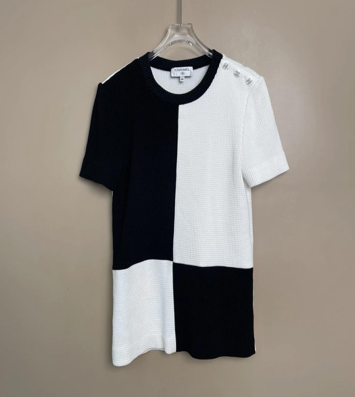 Chanel 21c black and white waffle knit short-sleeved shirt with rhinestone buttons, size 38 SYCC2104