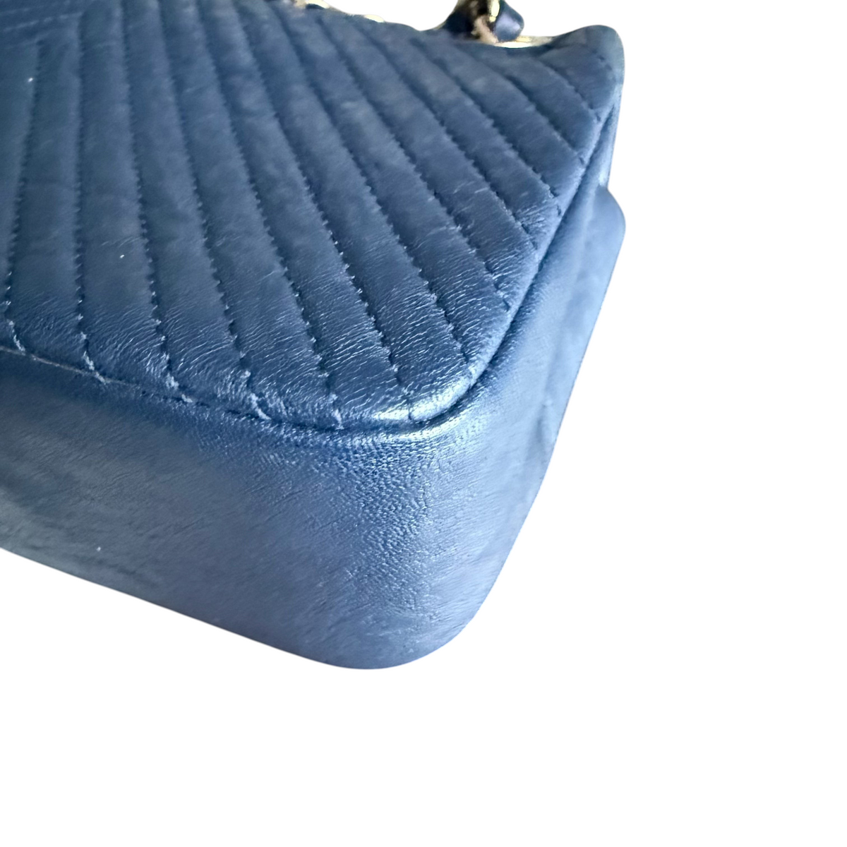 Luxury Evermore Chanel Seasonal Flap 小号手袋,深海军蓝色人字纹绗缝皮革,细节展示