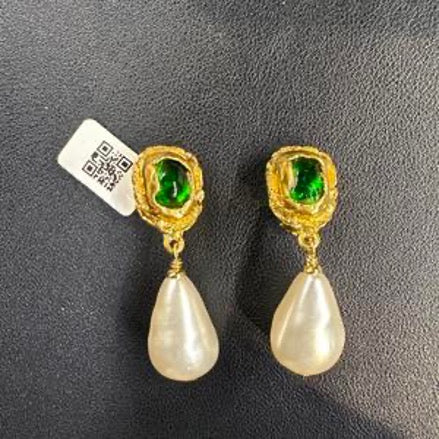 CHANEL 1992 Green Glass Pearl Clip-on Earrings LE607028