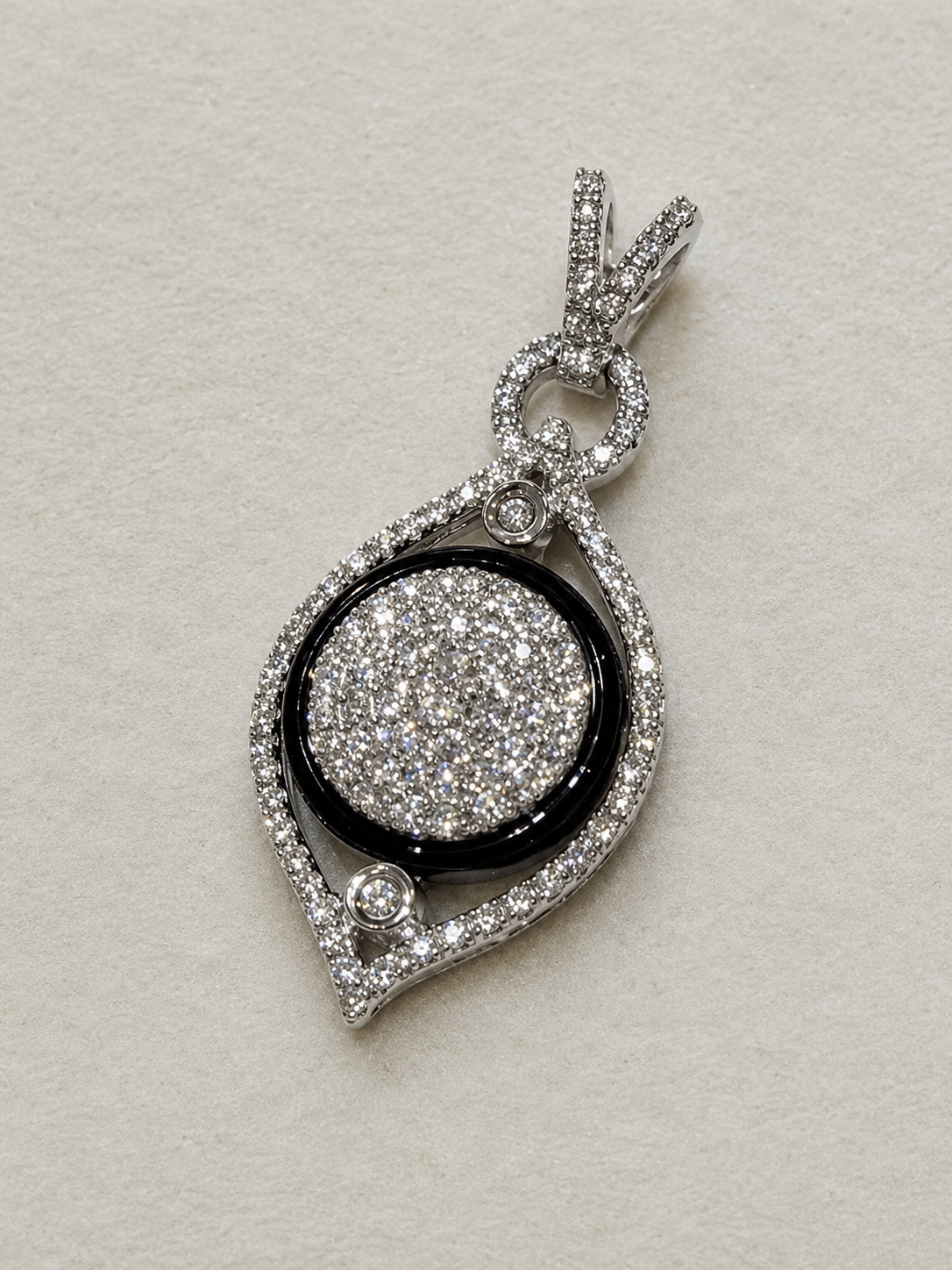 - Pendant in K18 - Diamond 0.54 + Onyx (navette) 7569 JJC1354