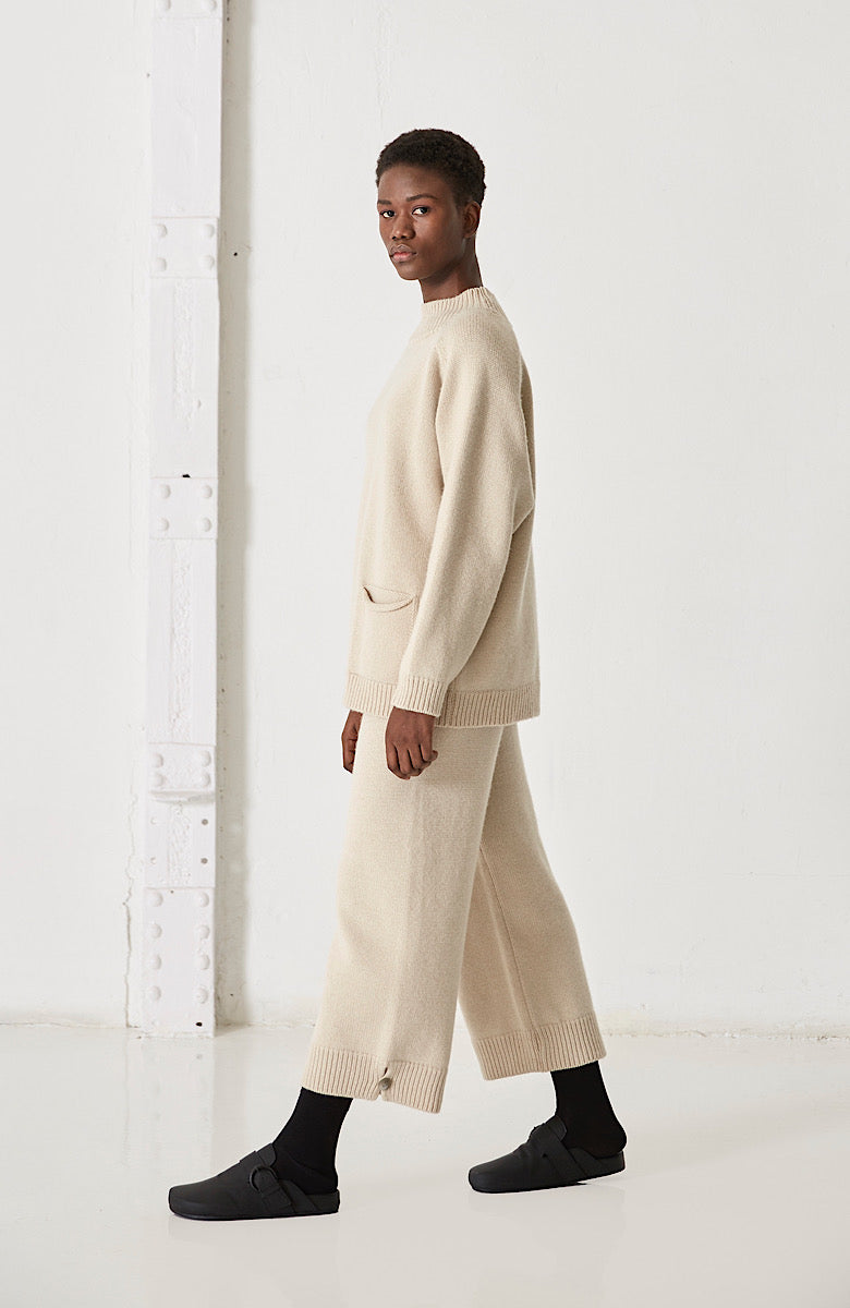CLOVE SWEATER