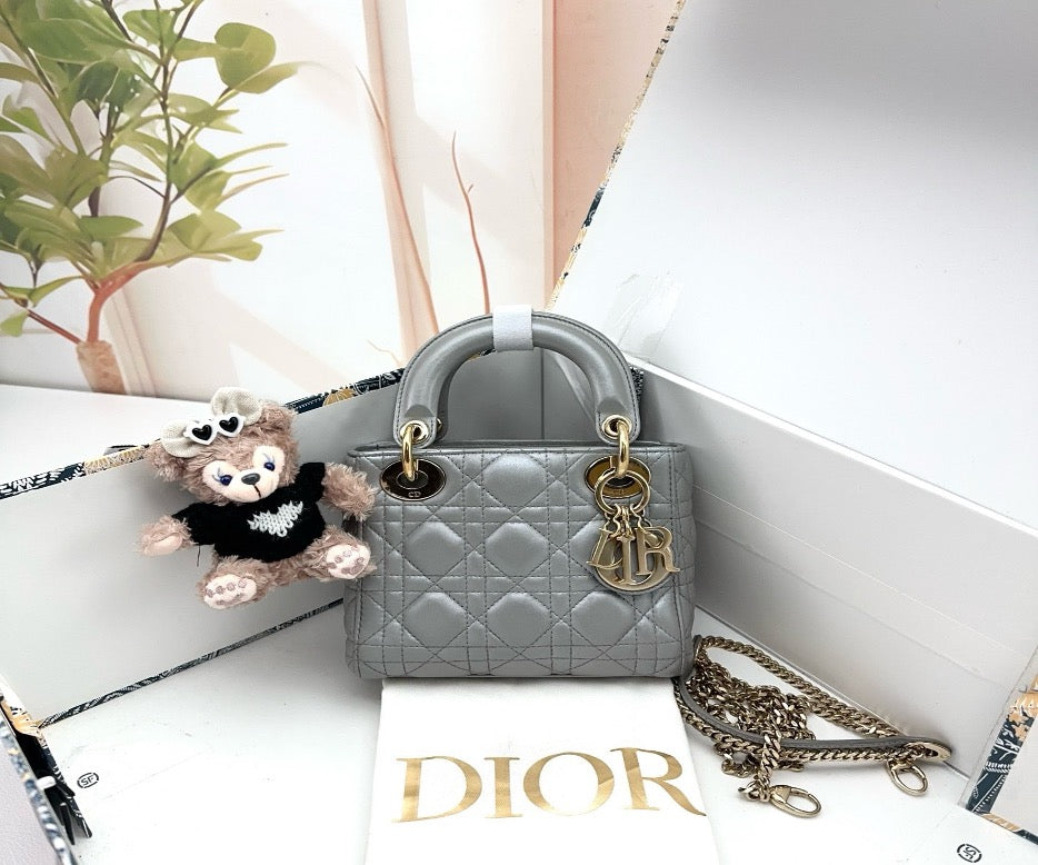 Dior Princess Diana (3-panel)
2018 21385256