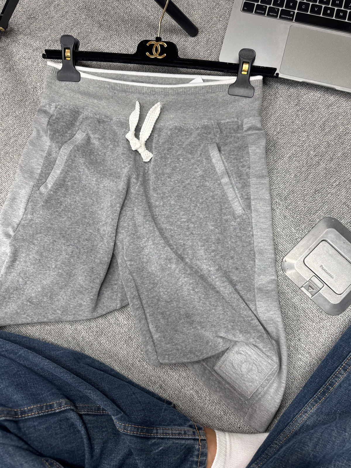 102127 Chanel grey short