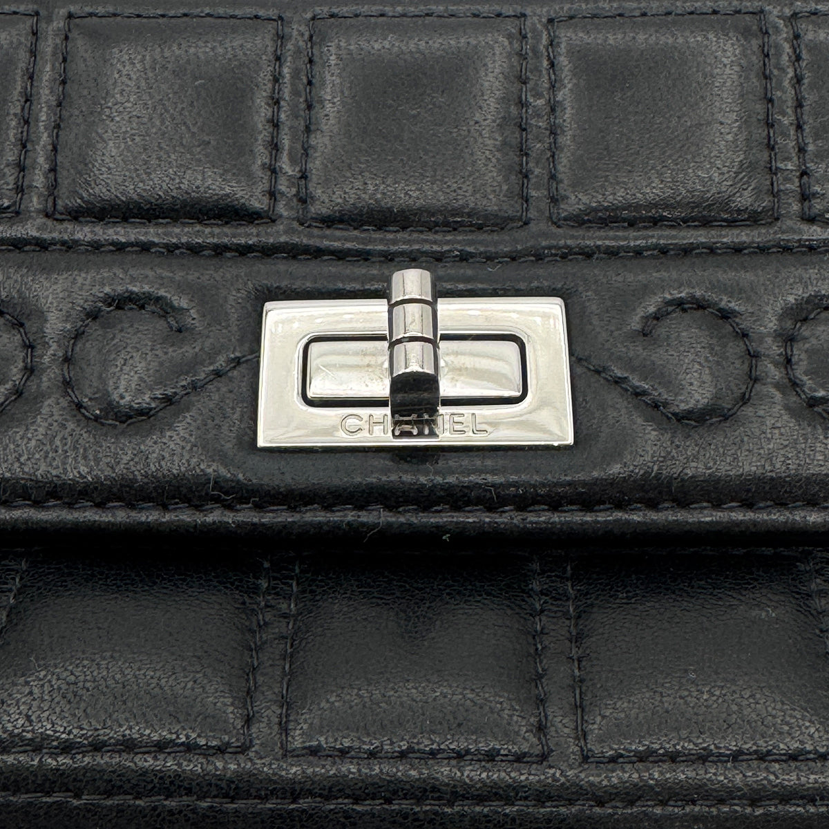 CHANEL VINTAGE 2.55 CHOCOLATE BAR MINI CHAIN SHOULDER BAG BLACK LAMB SKIN 90303020