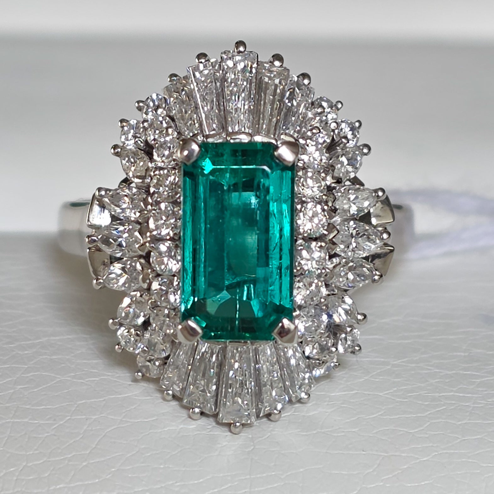 Pt900 Emerald Ring F1 E 2.01 D 1.60 9.9g Sz 7.5 GIA RLPR123