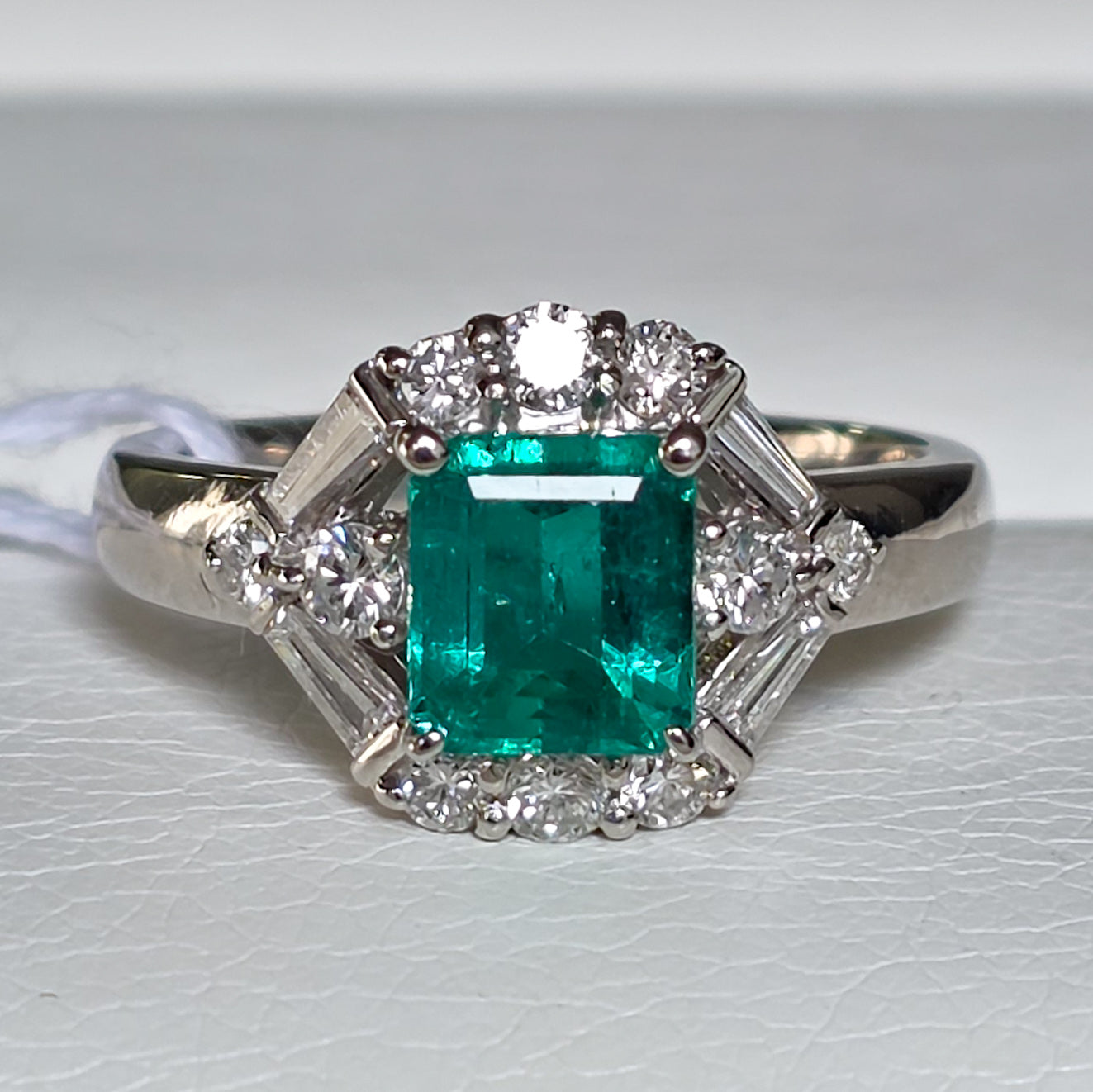 Pt900 Emerald Ring E 1.37 D 0.62 Sz 6.5 7.5g RLPR54