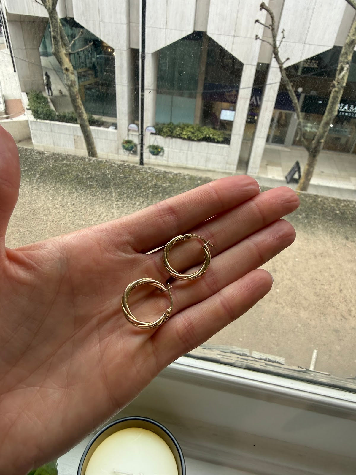 9ct vintage gold twisted hoop earring AKC0708