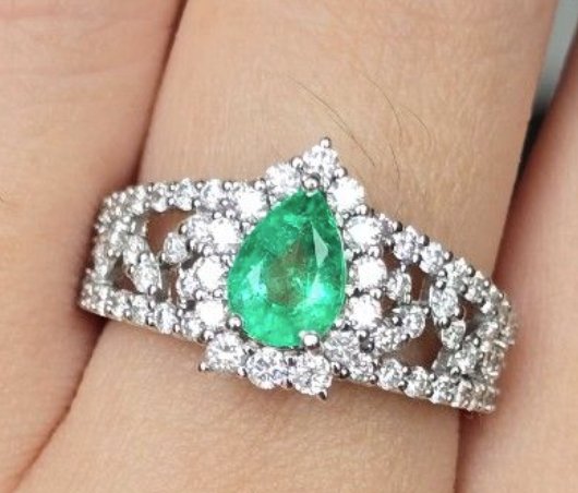 0.8ct Colombia (columbia) Emerald Ring with natural diamonds in 18K gold setting SKH1117