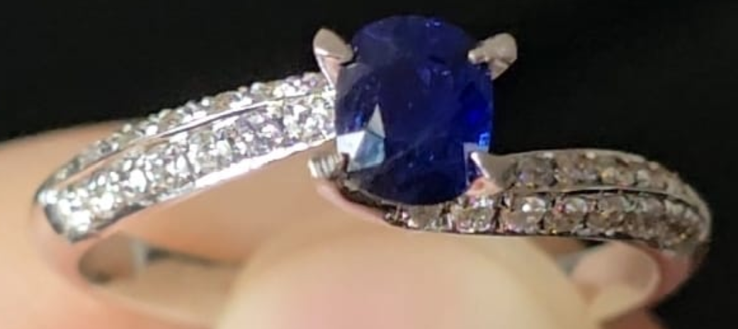 0.65ct No Heat Royal Blue Ring with natural diamonds in 18K gold SKH1151