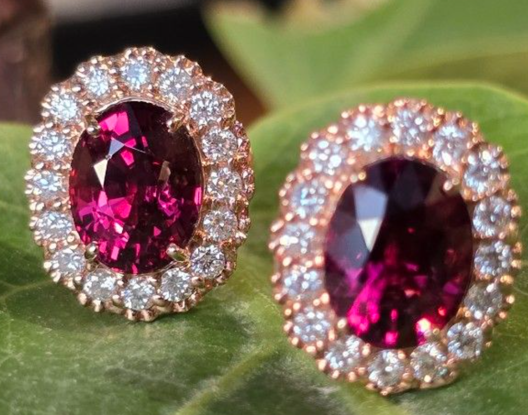 5.4ct No heat Rasberry Garnet (Rhodolite Garnet) with natural diamonds in 18K gold SKH1150