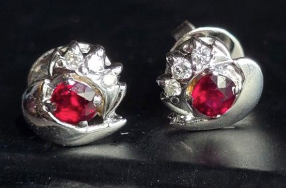 0.6ct Unheated Burma Ruby in Pigeon Blood Color with natural diamonds and 18K gold SKH1107