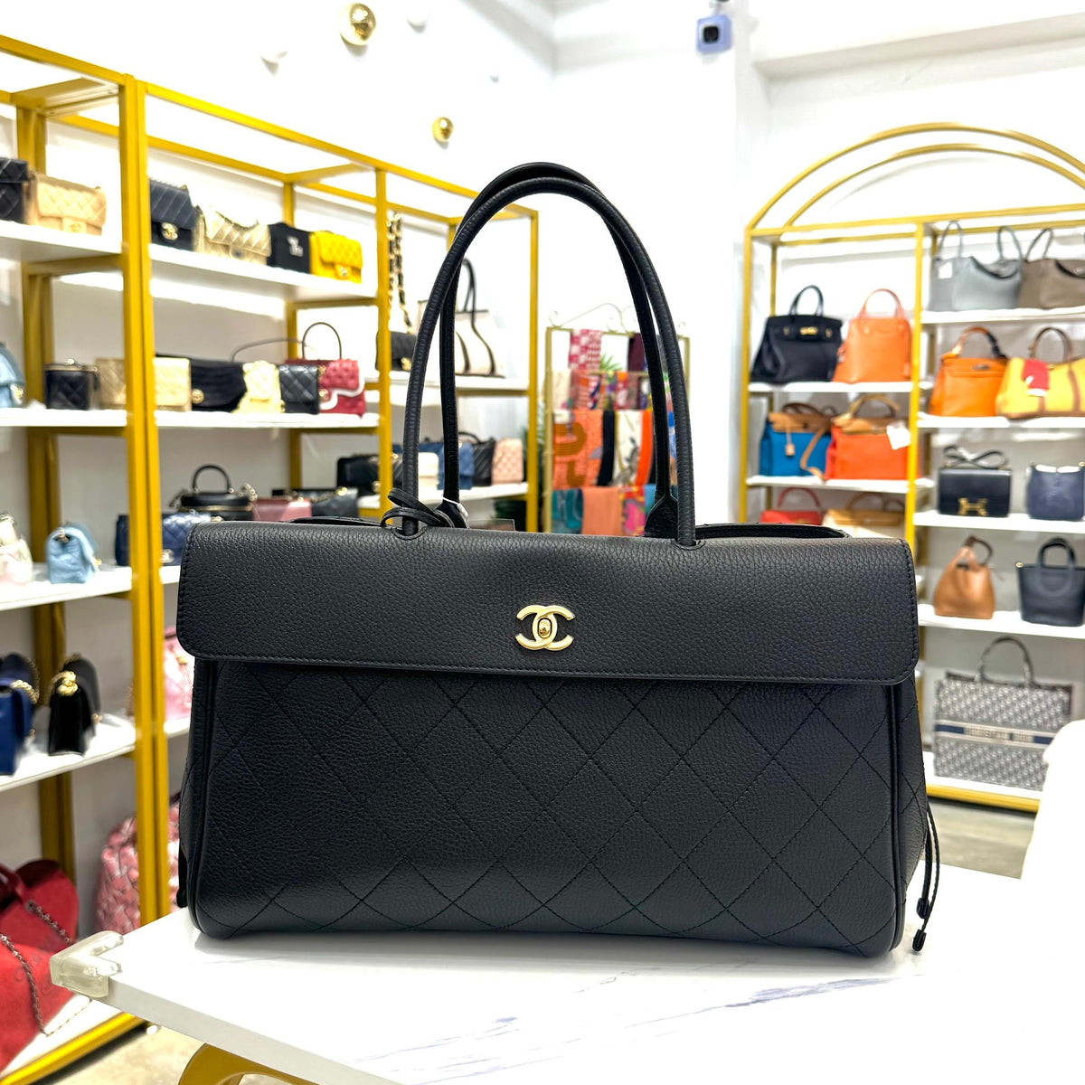 BLACK GRAINED CALFSKIN LEATHER STITCHED URBAN ESSENTIALS SHOPPING BAG IN GHW HB7182