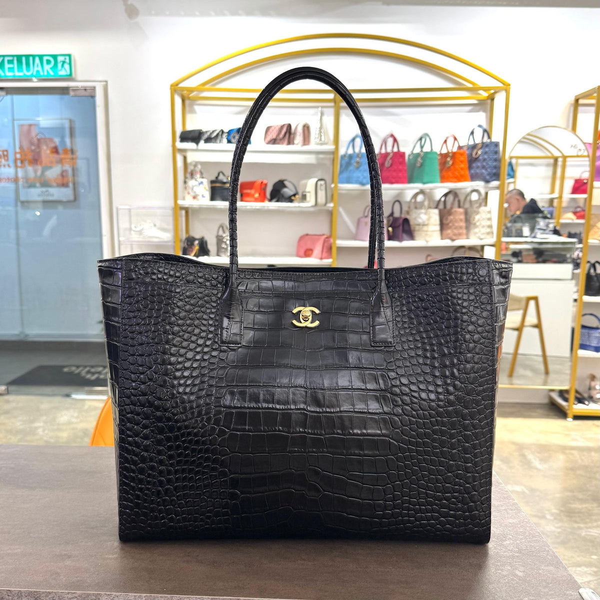 BLACK CROCODILE EMBOSSED LEATHER SHOPPING TOTE BAG IN GHW HB7209
