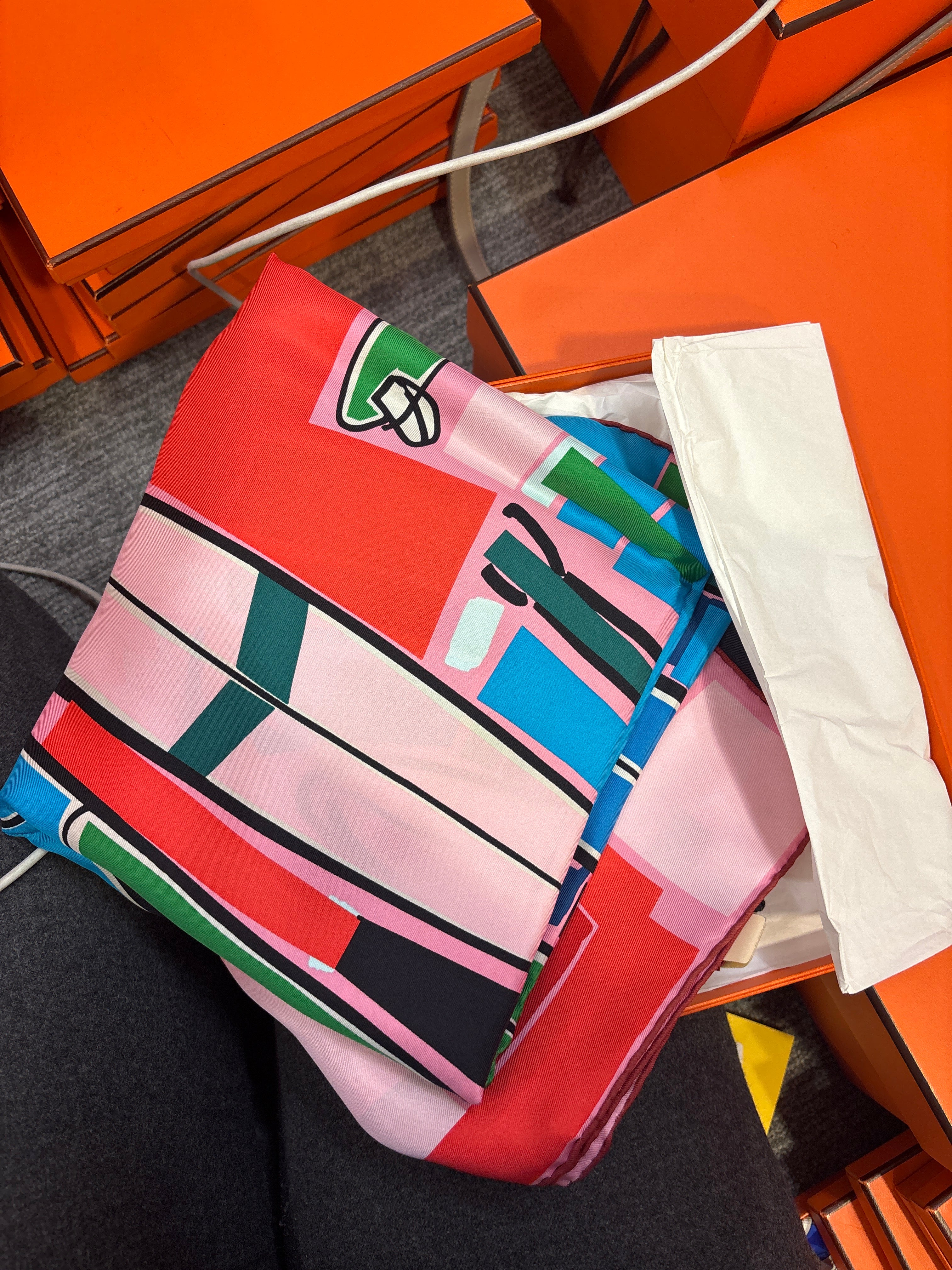 Hermès Silk 90-43 – Artistic Glass Motif in Crimson and Ivory ALC3524