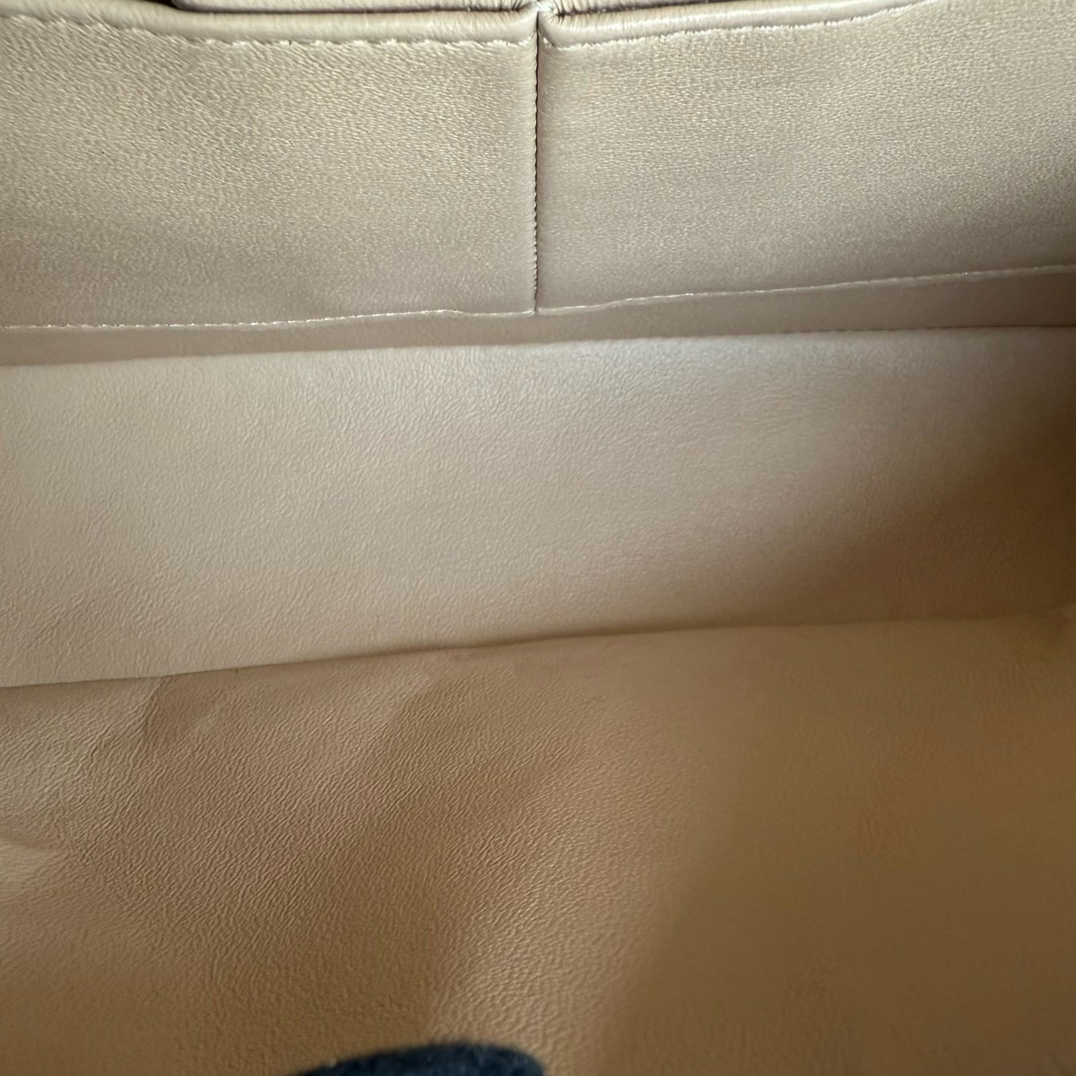 Luxury Evermore Chanel Classic Flap 中号包袋内部米色羊皮衬里细节