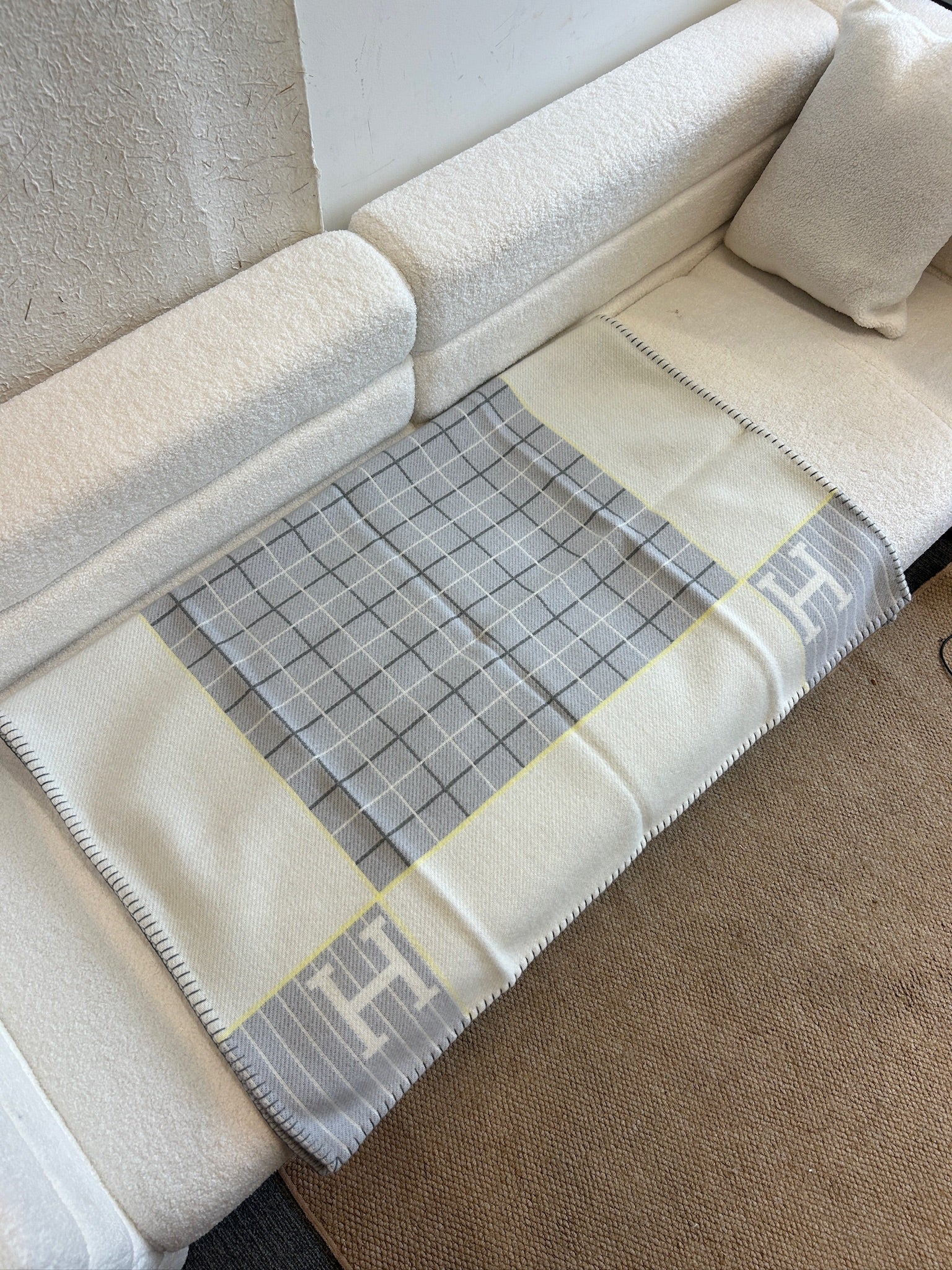 Hermès Avalon Cabriole blanket gris perle