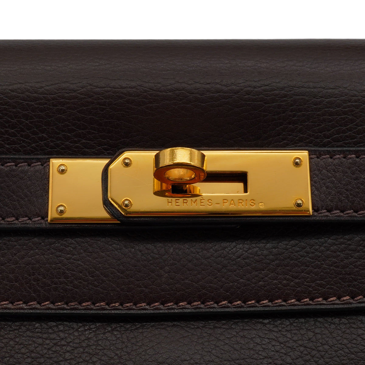 HERMES KELLY 28 RETOURNE CHOCOLATE VEAU GULLIVER HAND SHOULDER BAG 2001 SQUARE H GOLD HARDWARE 90344455